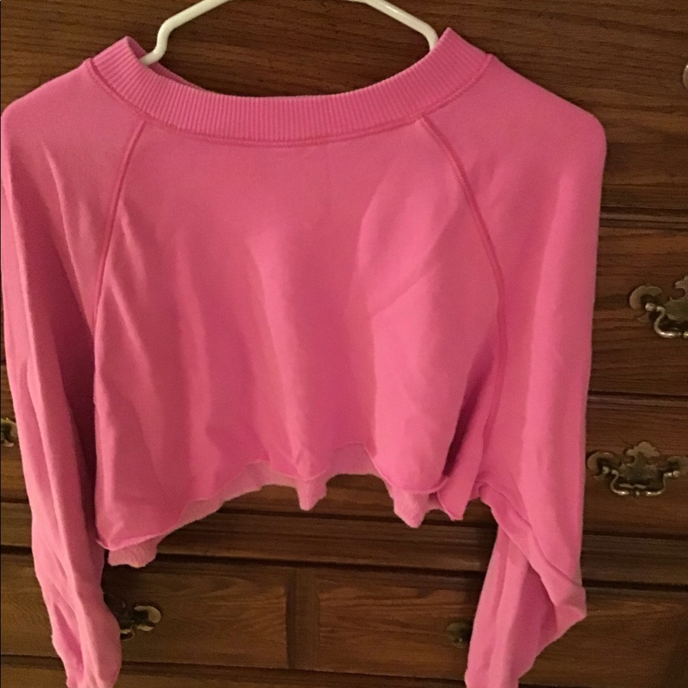 Cropped pink sweatshirt